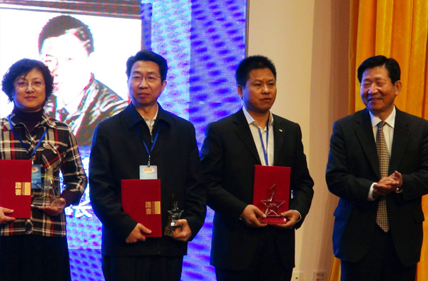 安邦集團(tuán)董事長當(dāng)選“2013中國企業(yè)自主創(chuàng)新十大人物”(圖4)