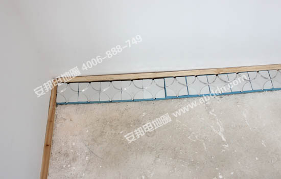 開始鋪設(shè)電地暖模塊，根據(jù)現(xiàn)場情況鋪設(shè)好轉(zhuǎn)向模塊