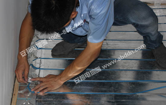 將檢測完好的發(fā)熱電纜鋪設(shè)到模塊凹槽中并用鋁箔膠帶固定